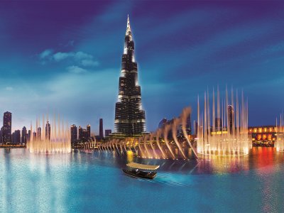 Посмотреть шоу фонтанов из лодки в озере Фонтана Дубай в Дубае