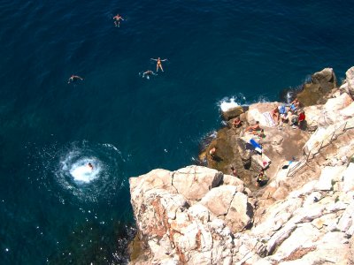 Понырять со скал на пляже Бужа в Дубровнике