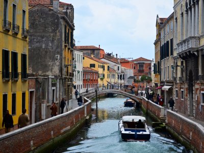 Погонять на моторной лодке по каналам Венеции в Венеции