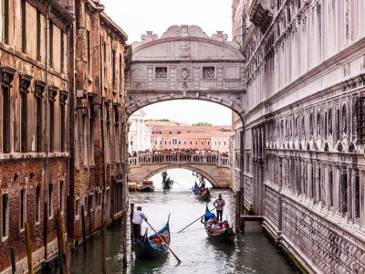 Целоваться под Мостом Вздохов в Венеции