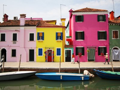 Прогуляться по красочному Бурано в Венеции
