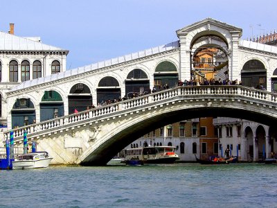 Прогуляться по мосту Риальто в Венеции