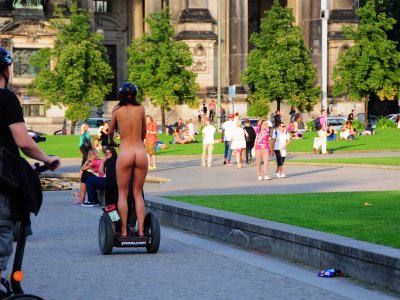 Покататься голышом на сигвее по Потсдамской площади в Берлине