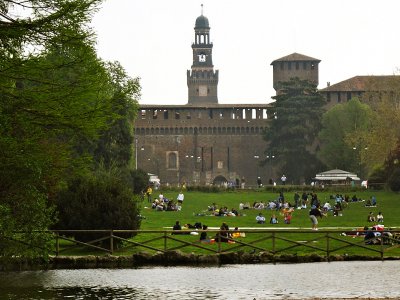 Устроить пикник у замка Сфорца в Милане