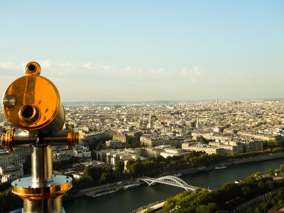 Подняться на Эйфелеву башню в Париже