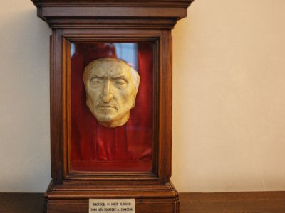 Увидеть посмертную маску Данте во Флоренции