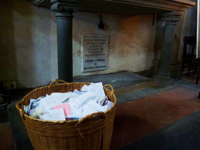 Оставить любовную записку у могилы Беатриче во Флоренции