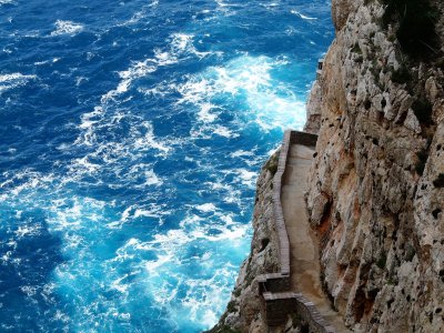 Пройти по головокружительной лестнице Эскала-дель-Кабироль на Сардинии