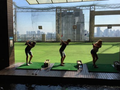 Поиграть в гольф на крыше небоскреба в Бангкоке