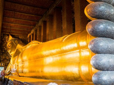 Загадать желание в Храме Лежащего Будды в Бангкоке