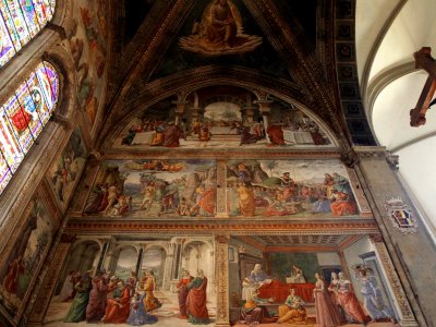 Посмотреть на фрески в церкви Санта-Мария-Новелла во Флоренции