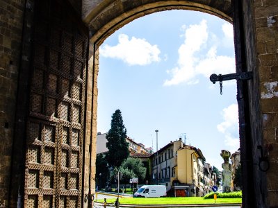 Пройти через Римские ворота во Флоренции