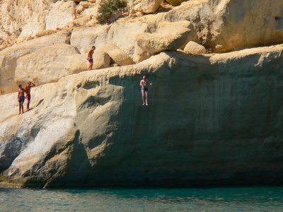Понырять со скал на пляже Матала на Крите
