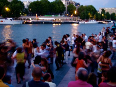 Потанцевать танго на берегу Сены в Париже