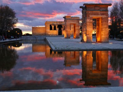 Встретить закат на смотровой площадке египетского храма в Мадриде