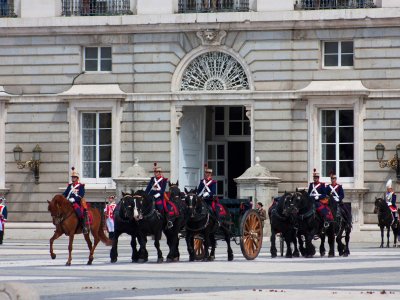 Увидеть смену караула у Королевского дворца в Мадриде