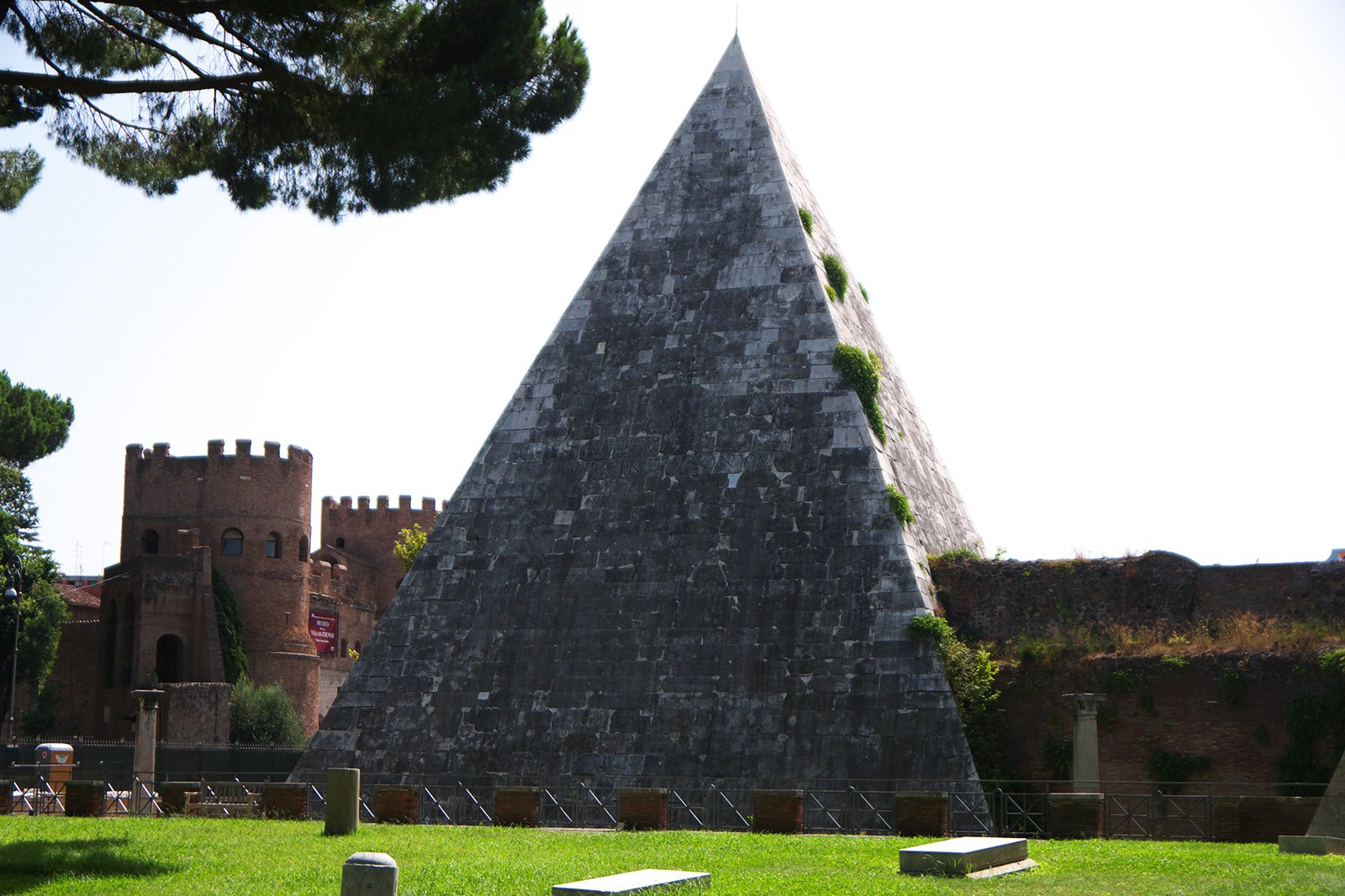 Пирамида Цестия, Рим