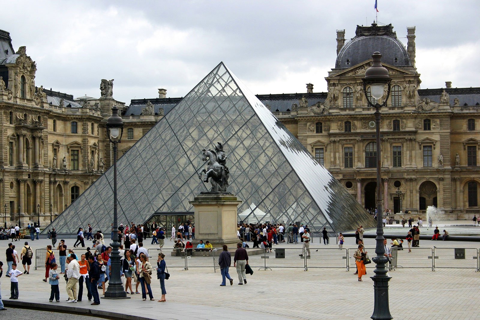 Луврский музей в Париже
