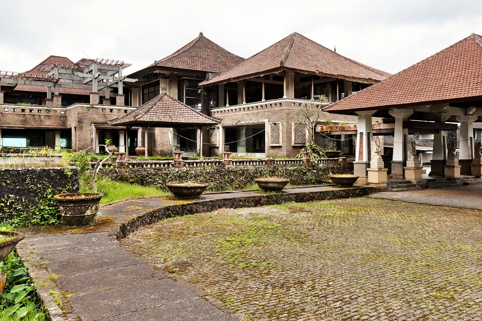 Заброшенный отель Бедугул Таман, Бали