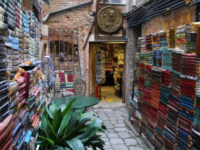 Книжный магазин «Аква Альта» в Венеции