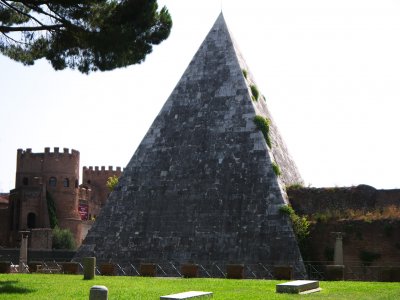 Пирамида Цестия в Риме
